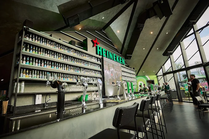 Bar e espaço de convivência da Heineken House